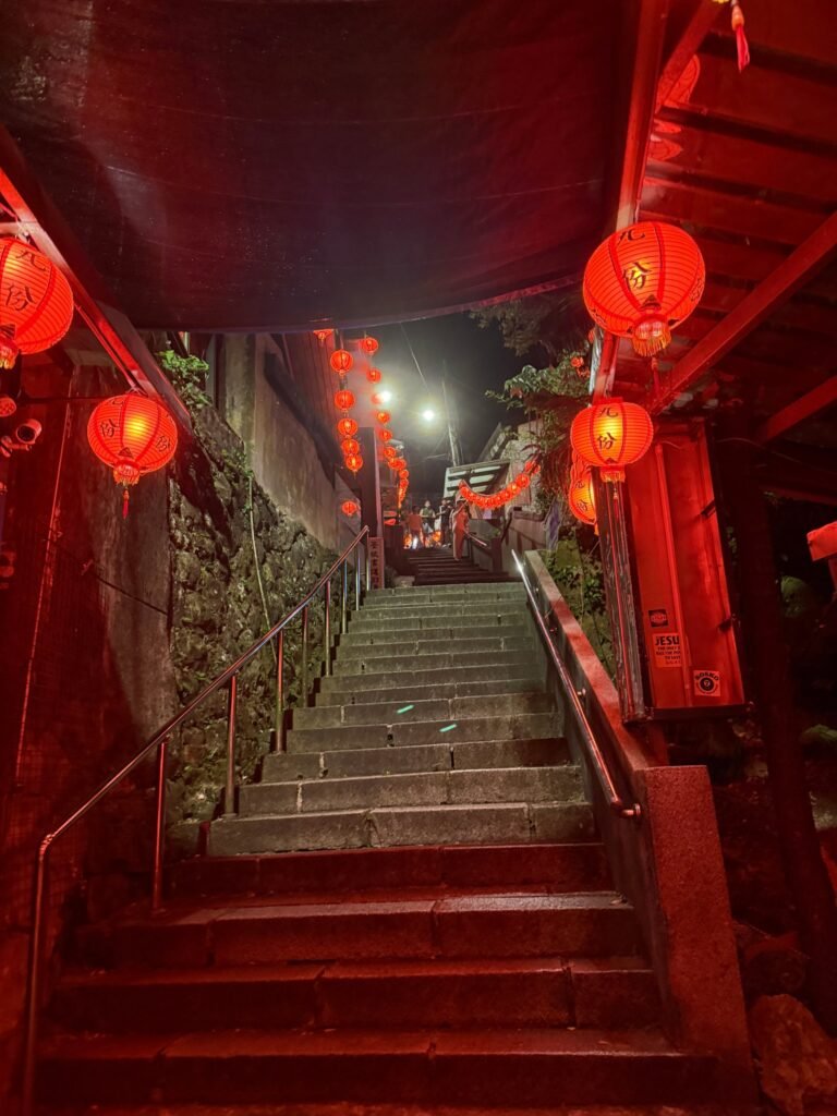 Escaliers de Jiufen la nuit éclairés par des lanternes rouges, Taïwan