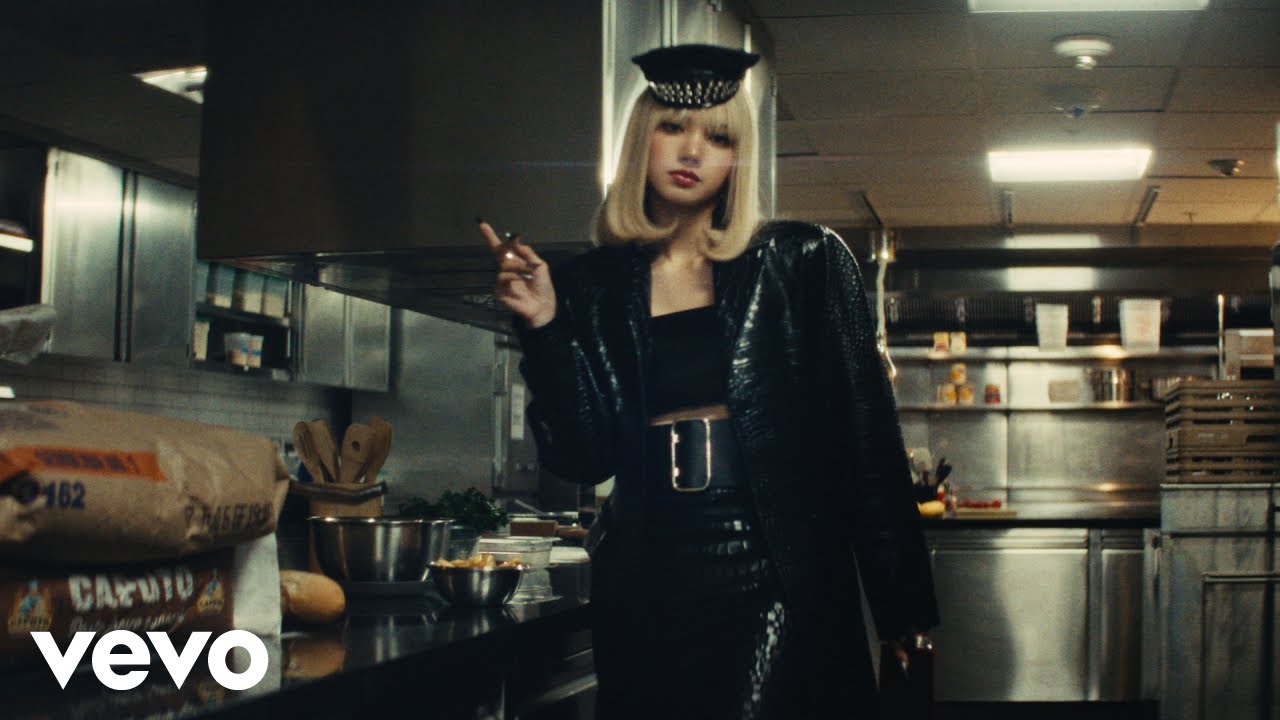 LISA dans le clip de Tarantino, en agente secrète dans un hôtel de luxe